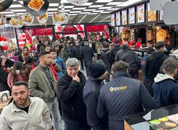 Döner ayran 1 TL! 'Böylesini görmemiştik' Metrelerce kuyruk oldu, 3 saatte ne var ne yok tükendi