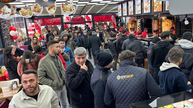 Döner ayran 1 TL! 'Böylesini görmemiştik' Metrelerce kuyruk oldu, 3 saatte ne var ne yok tükendi