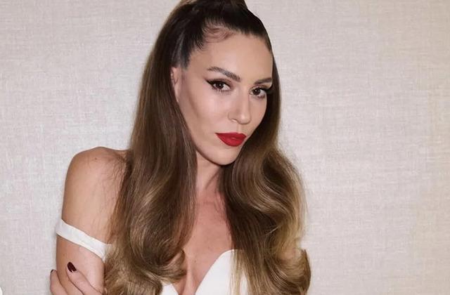 Elle gecesinde son hali gündem oldu! Sinem Kobal'dan makyajsız paylaşım