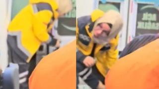 Ambulans içinde duygusal anlar! 112 acil tıp teknisyeni kazada yaralanan çocuğa ayağındaki çorapları çıkarıp  giydirdi
