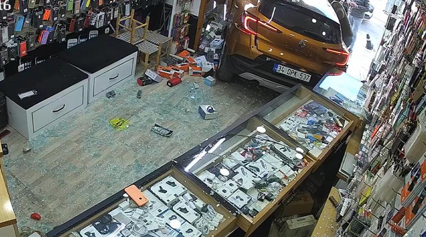 Aracıyla geri manevra yapmak isteyen 74 yaşındaki adam kontrolü kaybetti! Araç telefon mağazasına daldı