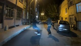 Önce kız arkadaşına sonra taksiciye darp! Kadın gitmek isteyince öfkelendi aracın aynasını kırdı... Taksici tepki gösterince bıçakla saldırdı