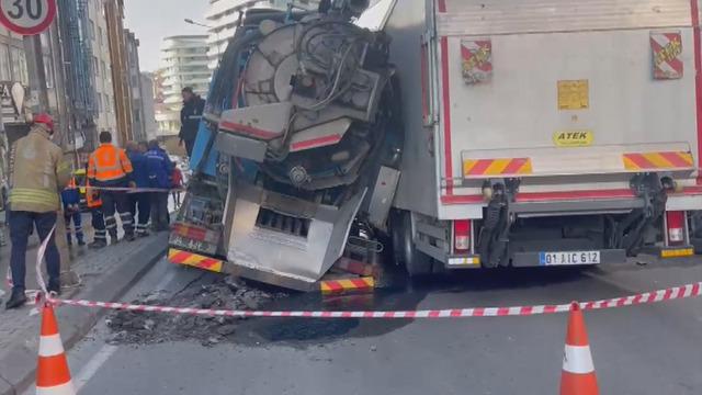 Güngören'de yol çöktü; 2 kamyonun çukura düştü!