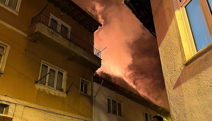 Korkutan anlar! Çatı katında çıkan yangın 3 evi sardı