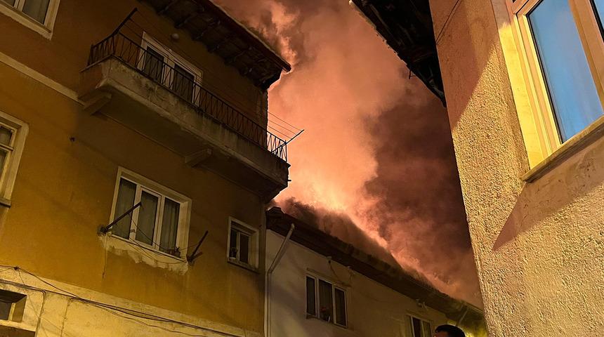 Korkutan anlar! Çatı katında çıkan yangın 3 evi sardı, ekipler müdahale ediyor