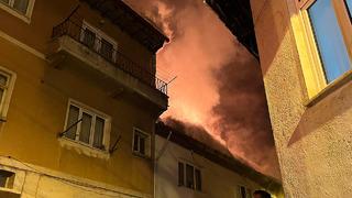 Korkutan anlar! Çatı katında çıkan yangın 3 evi sardı, ekipler müdahale ediyor