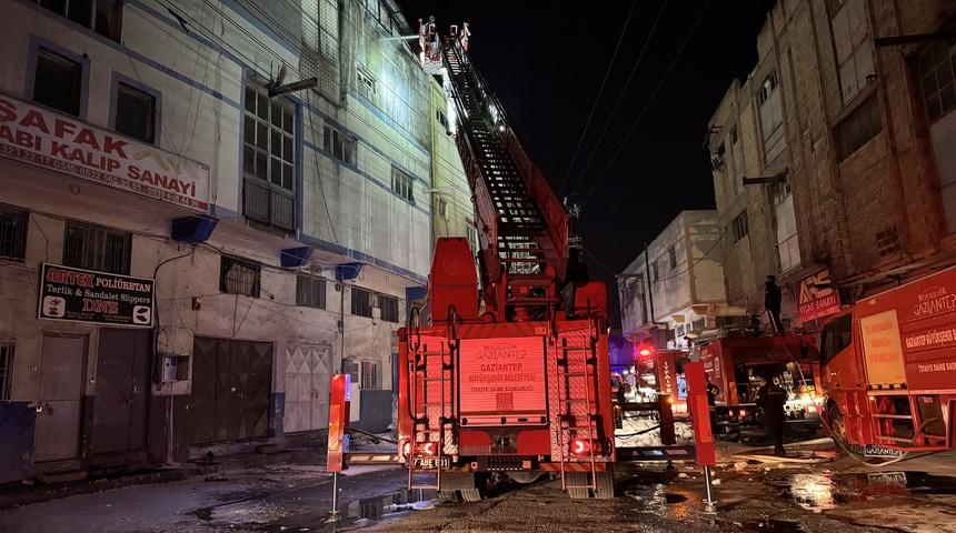 Gaziantep'te ayakkabı ve terlik imalathanesinde çıkan yangın söndürüldü