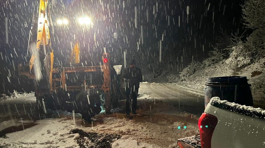 Siirt'te kar ve tipi nedeniyle yolda mahsur kalan 2 araç kurtarıldı