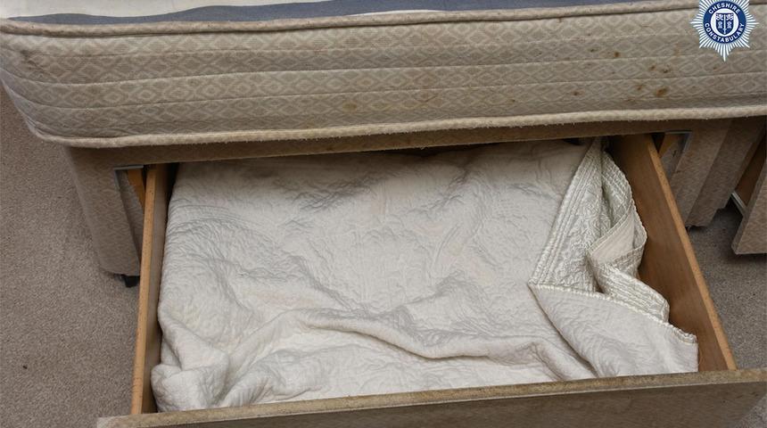 Tam üç yıl çocuğunu çekmecede saklamış! Bebekte ciddi sağlık sorunları oluşmasına neden olan kadının soğuk kanlılığı tüyler ürpertti