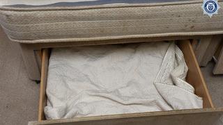 Tam üç yıl çocuğunu çekmecede saklamış! Bebekte ciddi sağlık sorunları oluşmasına neden olan kadının soğuk kanlılığı tüyler ürpertti