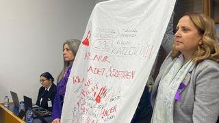 'Çantamızda taşır hale geldik' CHP'li vekillerden Meclis'te kefenli protesto! Bakan Göktaş'a bu sözlerle seslendiler