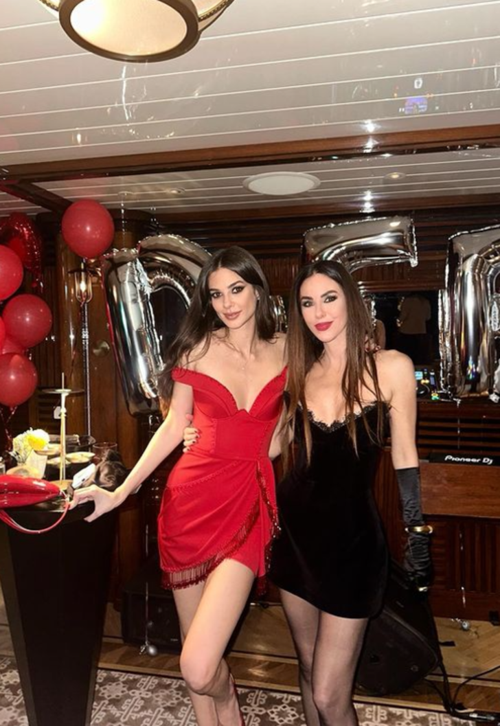 52 yaşındaki Defne Samyeli süper minisiyle poz verdi! Kusursuz fiziğine bakan bir daha baktı... G3