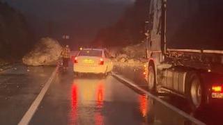 Artvin’de heyelan: Dev kaya nedeniyle kara yolu ulaşıma kapandı