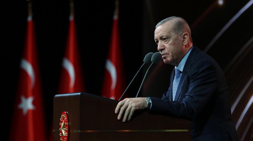 Cumhurbaşkanı Erdoğan: "K-pop'u çok iyi bilen ama Cem Karaca'ya, Barış Manço'ya, Neşet Ertaş'a, Kayahan'a aşina olmayan gençlerimizi gördükçe endişeleniyoruz"