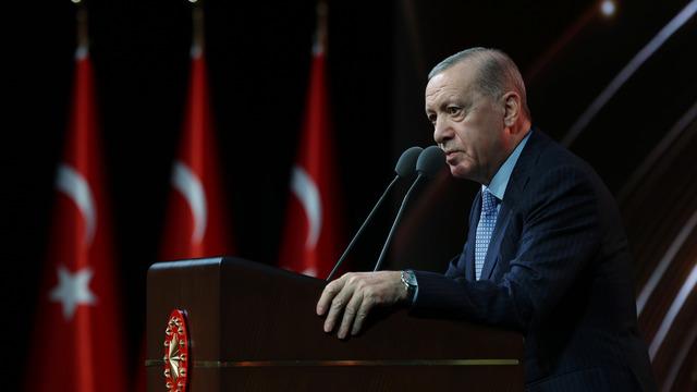 Cumhurbaşkanı Erdoğan: K-pop'u çok iyi bilen ama Cem Karaca'ya, Barış Manço'ya, Neşet Ertaş'a, Kayahan'a aşina olmayan gençlerimizi gördükçe endişeleniyoruz