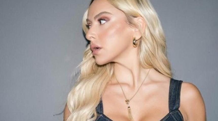 Konfeti detaylı elbisesiyle arkasını dönüp peş peşe poz verdi! Hadise kalçasını tutunca yorum yağdı