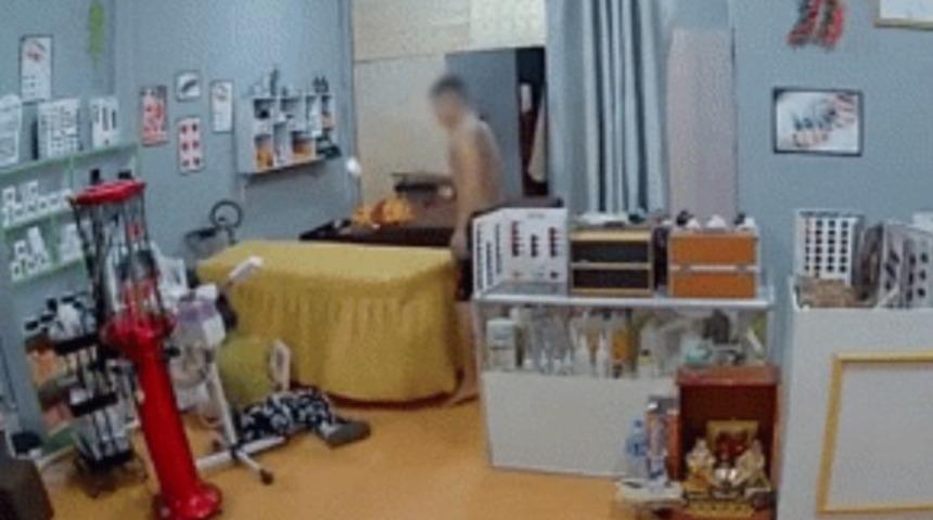 Eşini darp eden koca güvenlik kameralarını hesaba katmadı! Sakince yanına geldi elindeki telefonla kafasına vurup bayılttı