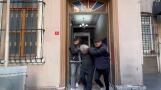 Annesini döverek öldürdü! Ekipleri arayıp eve çağırdı: Hesap etmediği bir detay kendini yakalattı