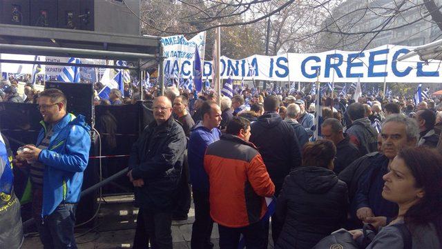 Atina’da “Makedonya” adına karşı düzenlenen mitinge yüz binlerce kişi katıldı