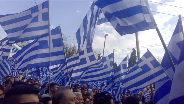 Atina’da “Makedonya” adına karşı düzenlenen mitinge yüz binlerce kişi katıldı