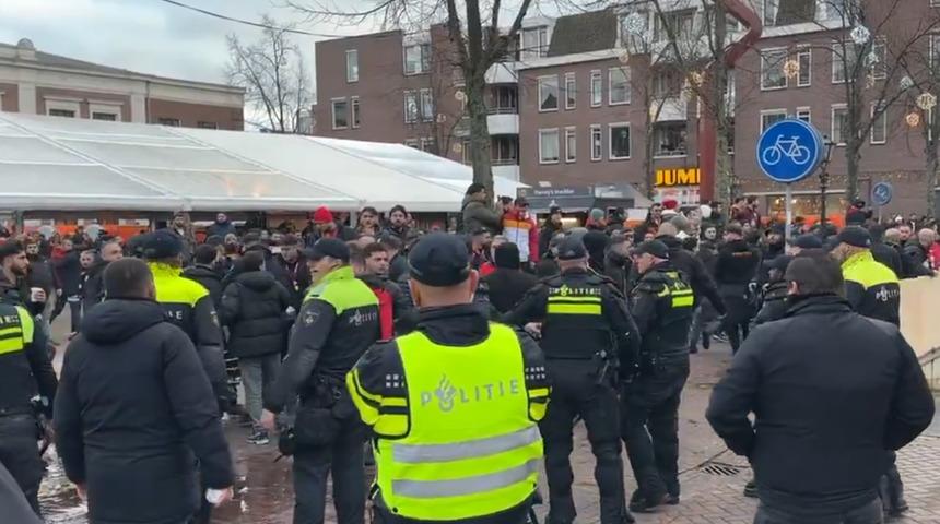 AZ Alkmaar taraftarı, Galatasaraylı taraftarlara saldırdı! Hollanda polisinden coplu müdahale