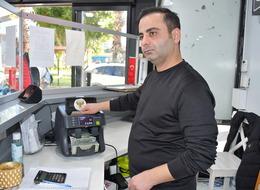 Döviz bürolarına o afişleri astılar! Adana'da da sahte banknot iddiasıyla 50 ve 100 dolar alımını durdurdular