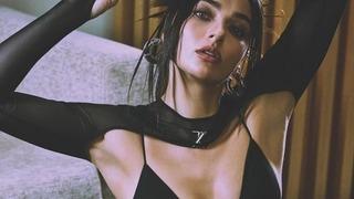 Ayça Ayşin Turan başını örtüp camii gezdi! Tesettürlü hali çok beğenildi 