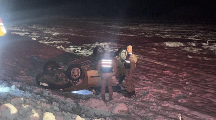 Erzurum'da şarampole devrilen otomobildeki 4 kişi yaralandı