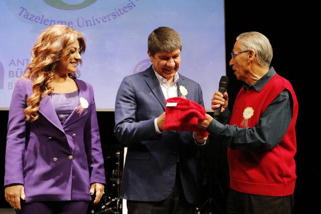 60’lık erkek öğrenciden Başkan Türel’e kırmızı kazak