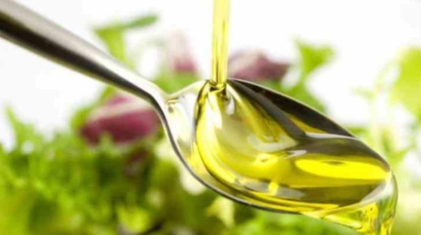 Her sabah a&ccedil; karnına bir kaşık zeytinyağı i&ccedil;menin 13 faydası