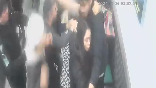 Sevgilisine kola ve patates fırlatıp darp etti... Garsonlarda ona tekme tokat daldı! Kadına şiddete meydan dayağı
