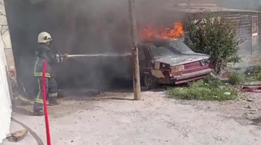 Kömürlükte çıkan yangın garaja sıçradı, arabası küle döndü