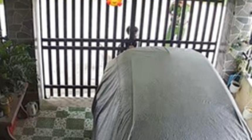 İş yerindeyken evlerinin kamerasını izleyen anne beklemediği bir manzarayla karşılaştı! Oğlunun okuldan eve gelişi şoke etti