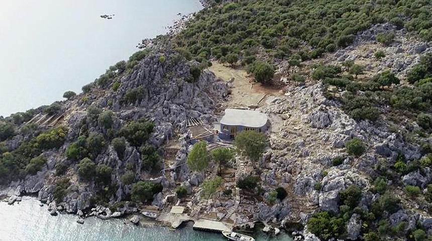 Kaçak villaya yıkım kararı onandı... Yarımadayı evlerinin bahçesi gibi kullanmışlar! Seçim dönemi mühür kırıp inşaatı tamamlamışlar