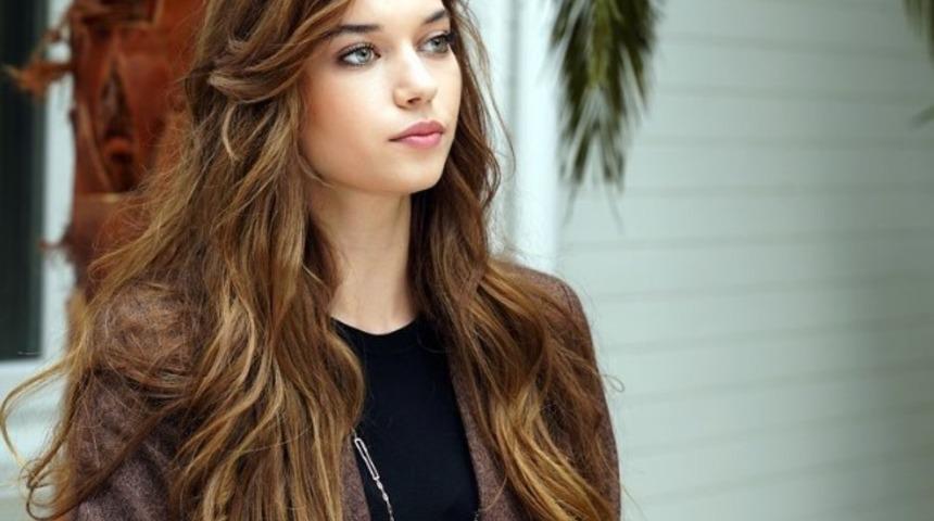 Kendisi yalı dairesinde oturuyor! Yalı Çapkını'nın güzeli Afra Saraçoğlu annesi için kesenin ağzını açtı! Tuttuğu evin kirası dudak uçuklattı