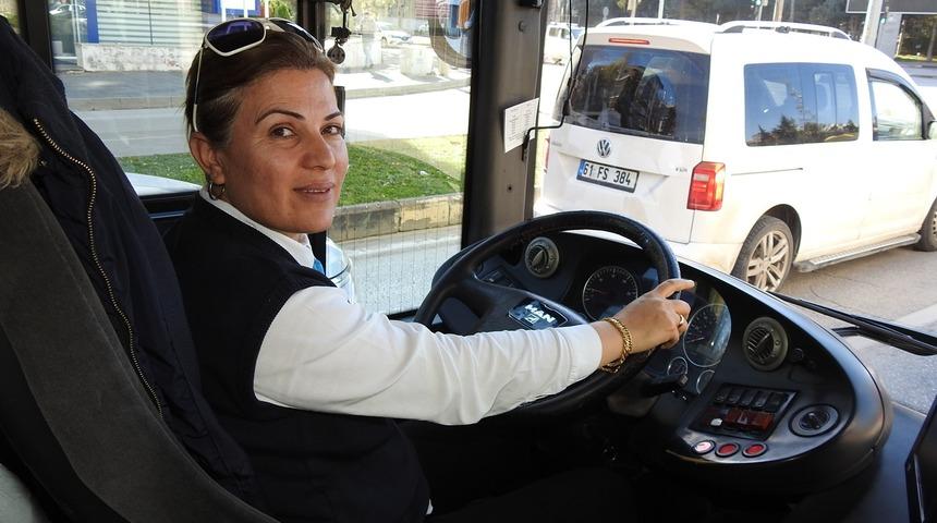 Ev hanımıyken otob&uuml;s şof&ouml;rl&uuml;ğ&uuml; yapmaya karar verdi! 11 yıldır direksiyon sallıyor