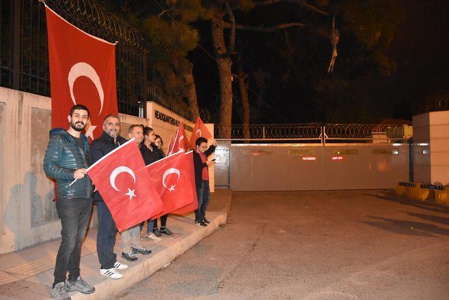 NATO kışlası önünde Türk bayraklı protesto
