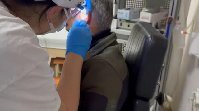 Yok böyle düzenek! Ehliyet sınavı için işitme cihazlı kopya hazırladılar... Yakalanınca haklarında adli işlem başlatıldı