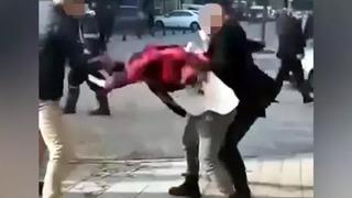 Düzce'de kız çocuğunu taciz ettiği iddia edilen taksiciyi dövdüler!