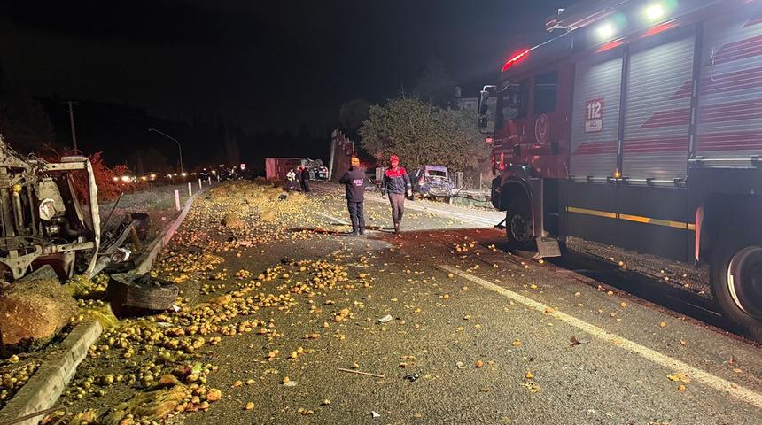 Patates yüklü kamyon araçların arasına daldı! Ölü ve yaralılar var