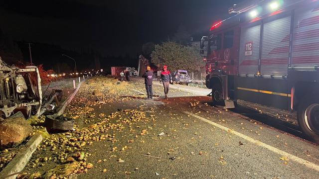 Patates yüklü kamyon araçların arasına daldı! Ölü ve yaralılar var