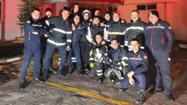 Samsunspor tesislerinde yangın çıktı! Yangına müdahale eden itfaiyeciler, futbolcularla fotoğraf çektirdi