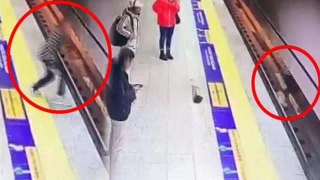 Marmaray'da 15 yaşındaki kız raylara atladı! Korkunç olay…