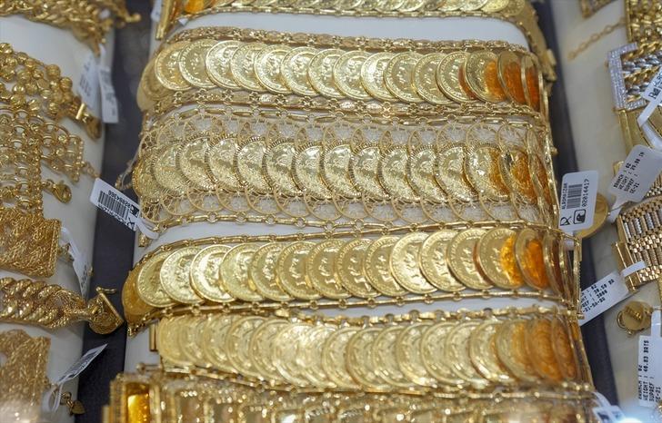 Dünya'nın en büyük altın yüzüğü Dubai'de! Altın kaplama Tesla'dan altın bluza kadar her şey burada: 3 milyon dolar değer biçildi G1