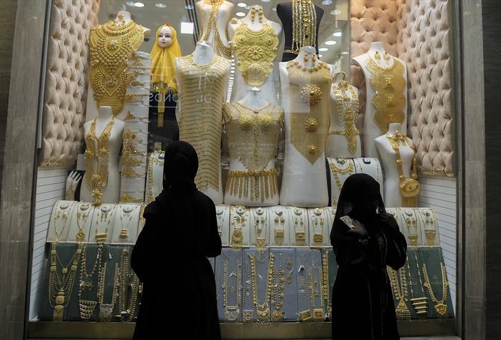 Dünya'nın en büyük altın yüzüğü Dubai'de! Altın kaplama Tesla'dan altın bluza kadar her şey burada: 3 milyon dolar değer biçildi G3