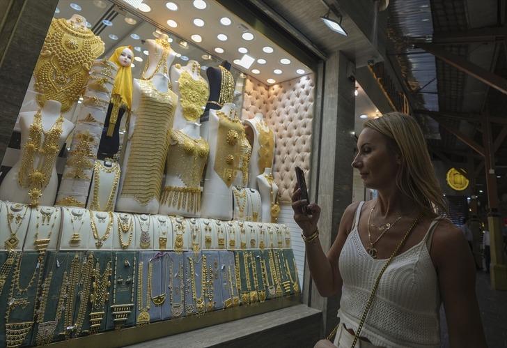 Dünya'nın en büyük altın yüzüğü Dubai'de! Altın kaplama Tesla'dan altın bluza kadar her şey burada: 3 milyon dolar değer biçildi G4