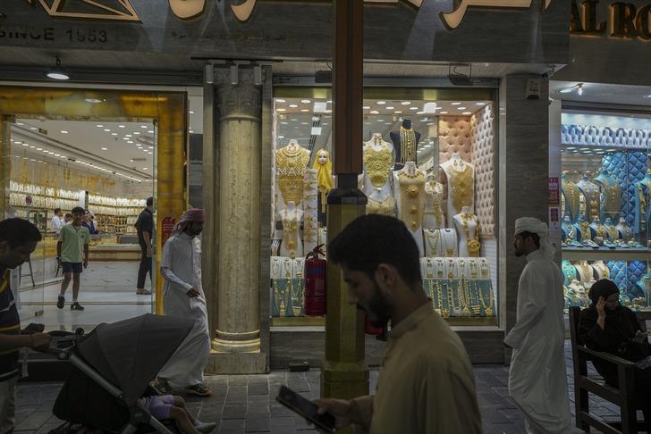 Dünya'nın en büyük altın yüzüğü Dubai'de! Altın kaplama Tesla'dan altın bluza kadar her şey burada: 3 milyon dolar değer biçildi G5