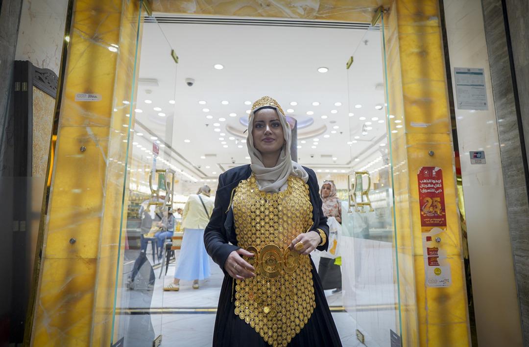 D&uuml;nya'nın en b&uuml;y&uuml;k altın y&uuml;z&uuml;ğ&uuml; Dubai'de! Altın kaplama Tesla'dan altın bluza kadar her şey burada: 3 milyon dolar değer bi&ccedil;ildi