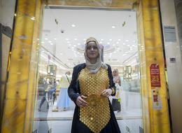 Dünya'nın en büyük altın yüzüğü Dubai'de! Altın kaplama Tesla'dan altın bluza kadar her şey burada: 3 milyon dolar değer biçildi