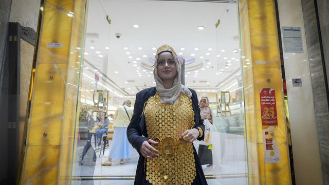 Dünya'nın en büyük altın yüzüğü Dubai'de! Altın kaplama Tesla'dan altın bluza kadar her şey burada: 3 milyon dolar değer biçildi